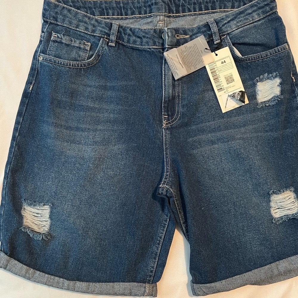 Women short size:12 European brand Name :DEFACTO jean shorts.